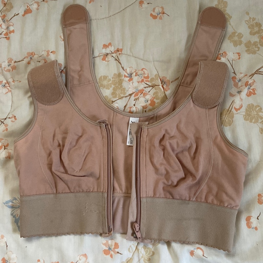 Post-surgical mastectomy bra size 38 has front closure hook eye plus zip front